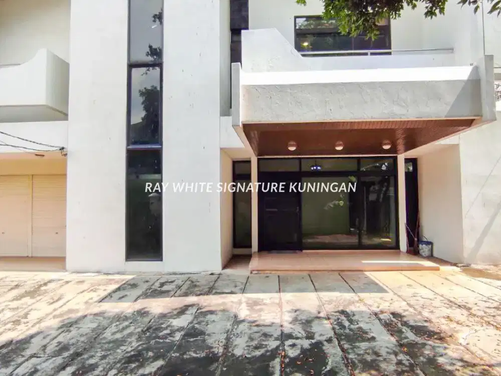 Disewakan Rumah 2 Lantai dilengkapi swimming pool di Kawasan Elite, Kemang, Jakarta Selatan