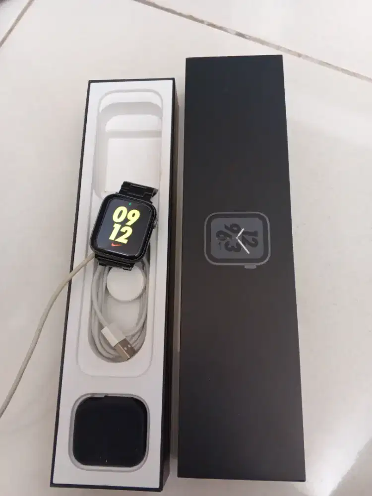Apple Watch Series 4 44mm Nike Edition Like New