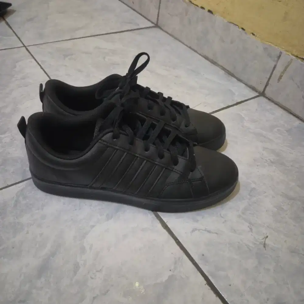 Dijual sepatu Adidas Full Black ORI Lengkap