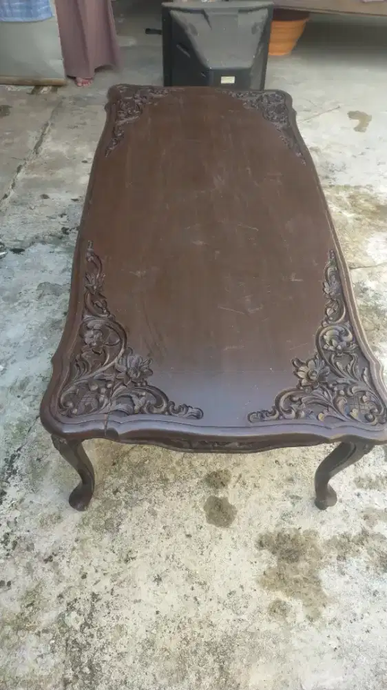 Meja jati besar