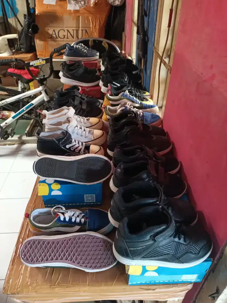 Take all 14 pasang sepatu anak bersih tanpa debu