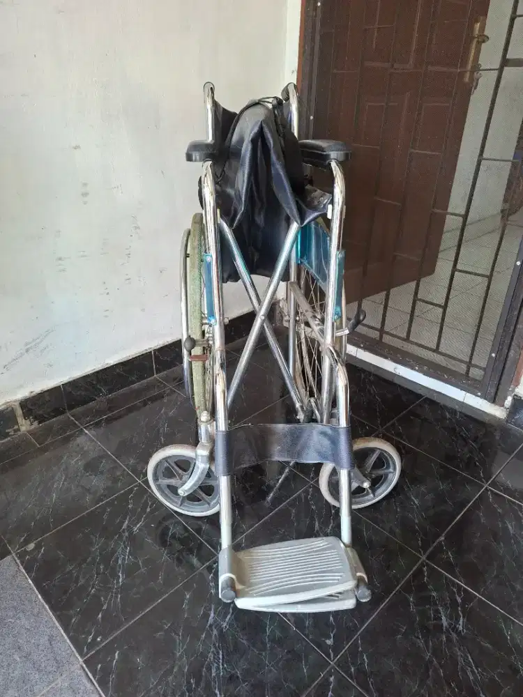 Kursi roda jompo