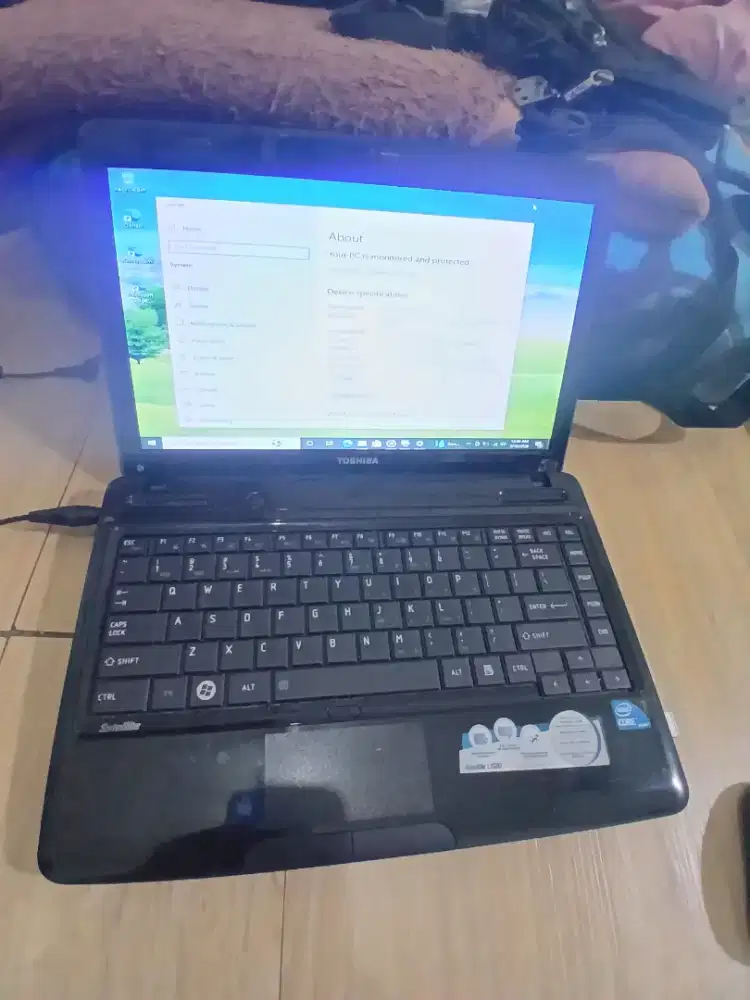 Laptop thosiba i3