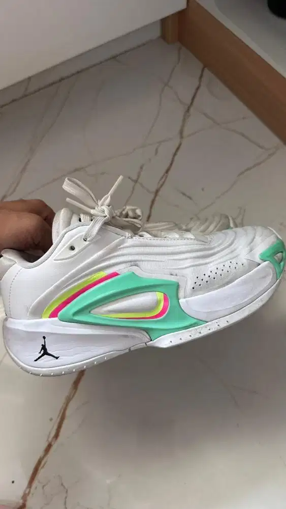 Sepatu basket nike