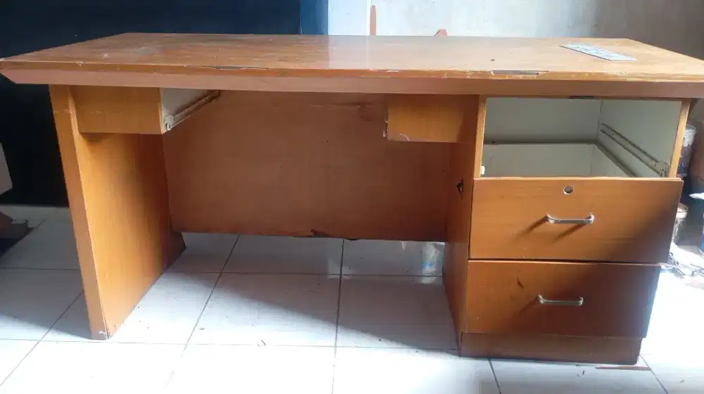 Meja kerja bahan tebal