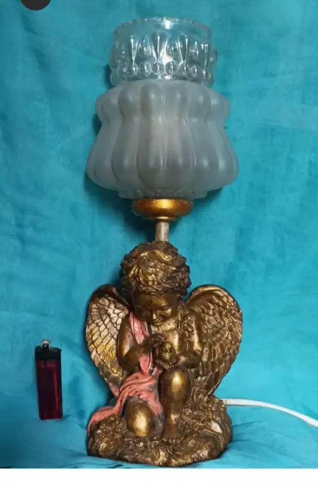 Lampu meja Eropa lawas