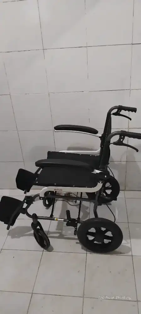Dijual kursi roda 99% seperti baru