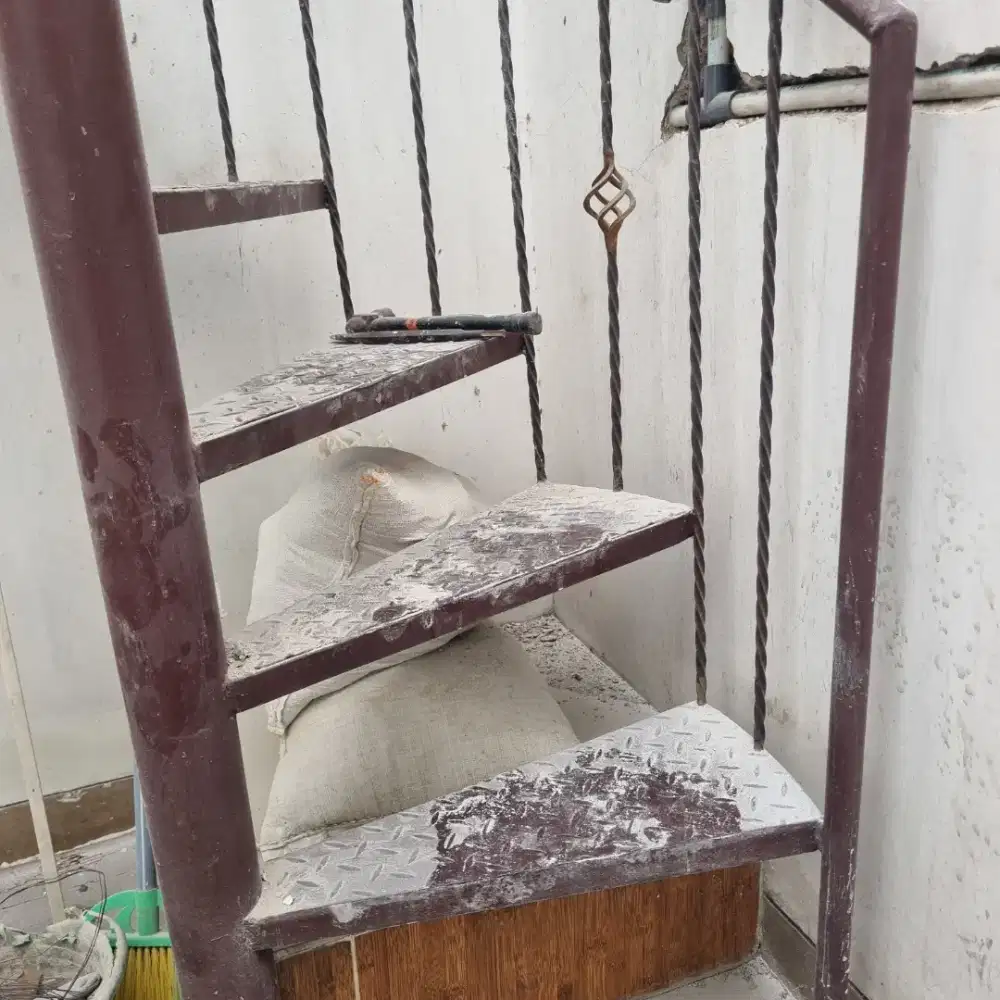 Tangga puter dari besi