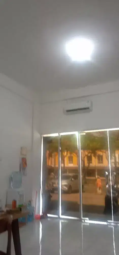 sales penjualan pria  2 orang