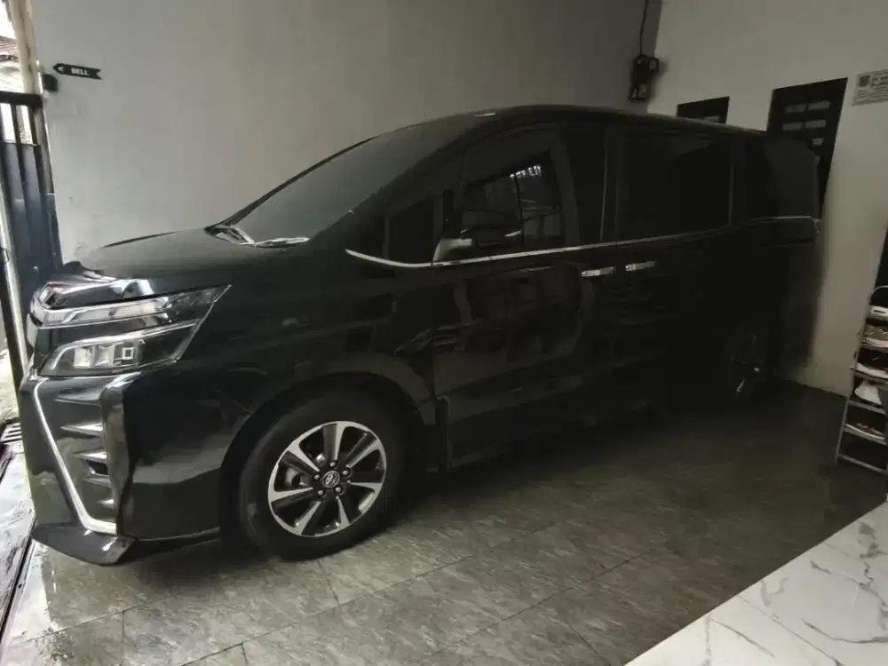 Toyota Voxy 2.0 L AT 2018