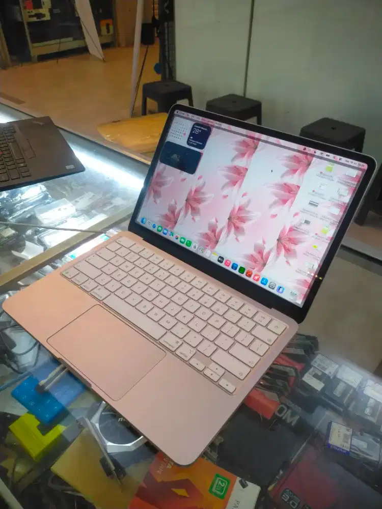 jual Macbook Neo A18 Pro warna pink mulusss slim ringan  banget