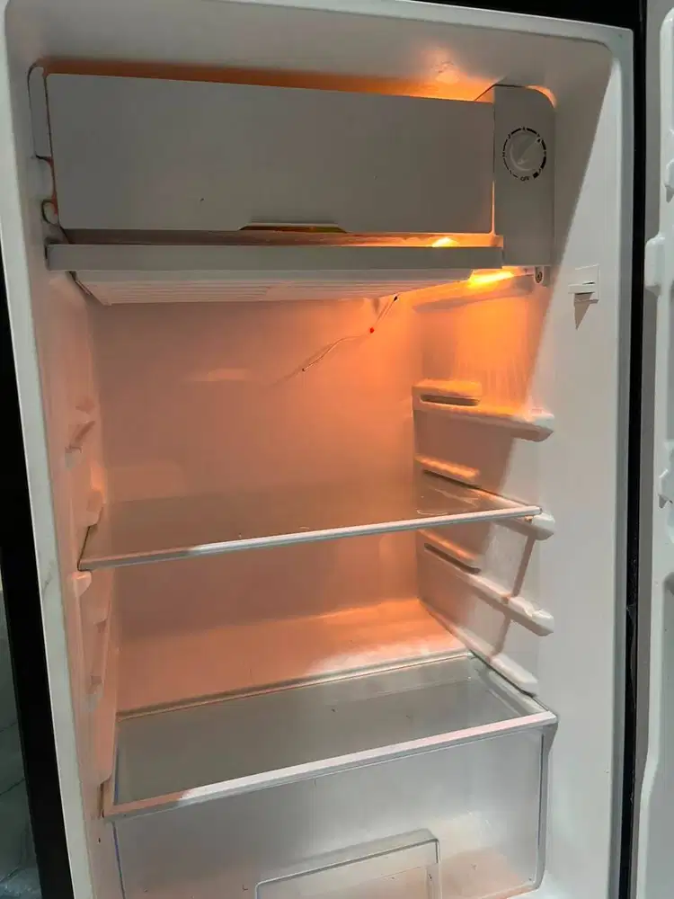 LikeNew Changhong Kulkas 1 pintu 100liter, pemakaian 6 bulan