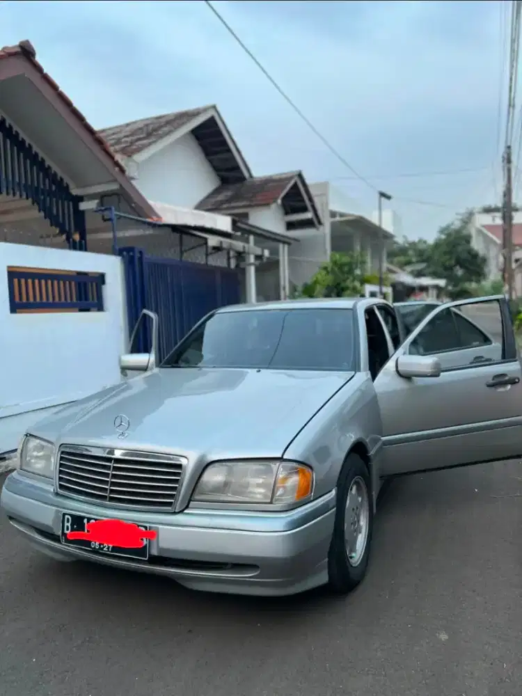 Mercedes benz spesial c200 mobil kesayangan