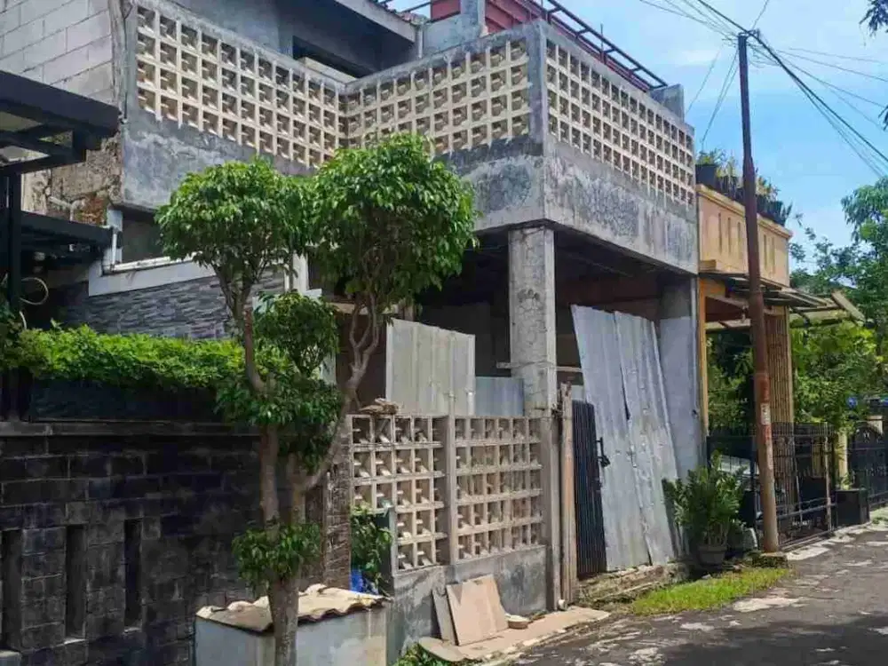 *JUAL RUMAH MURAH 2 ½ LANTAI  DENGAN KONDISI (70%) APA ADANYA  SUMMARECON DI RIUNG  BANDUNG*