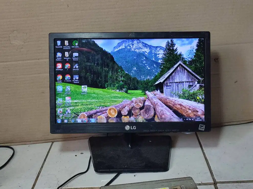 monitor led 16 inc merk LG normal gambar bagus