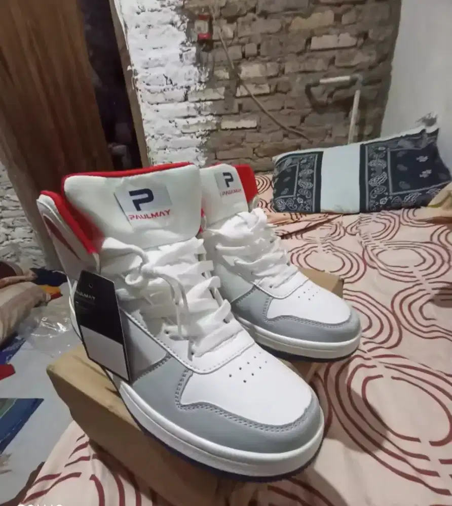 Sepatu sneakers pria