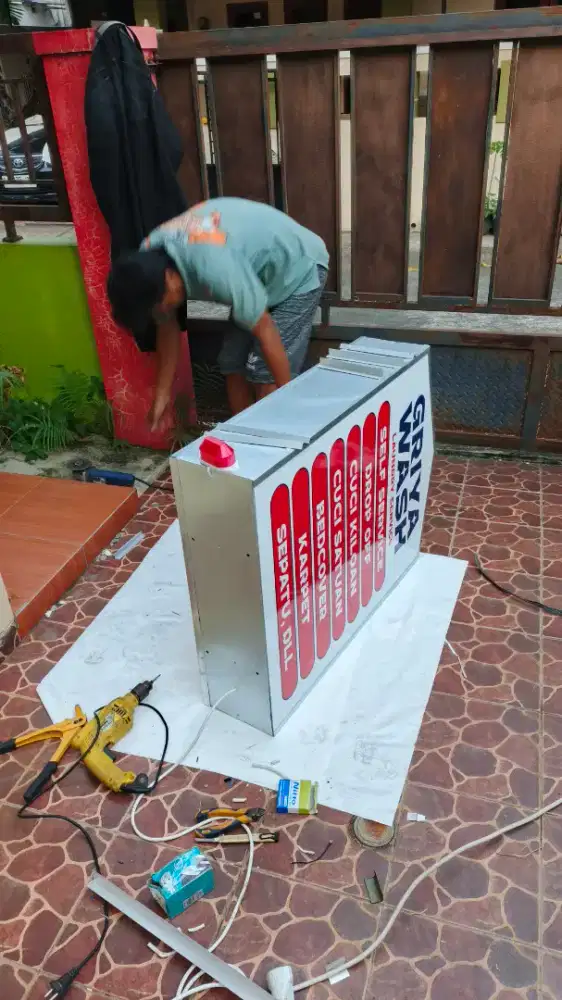 Produksi las kontruksi neon box papannama reklame huruf timbul akrilik