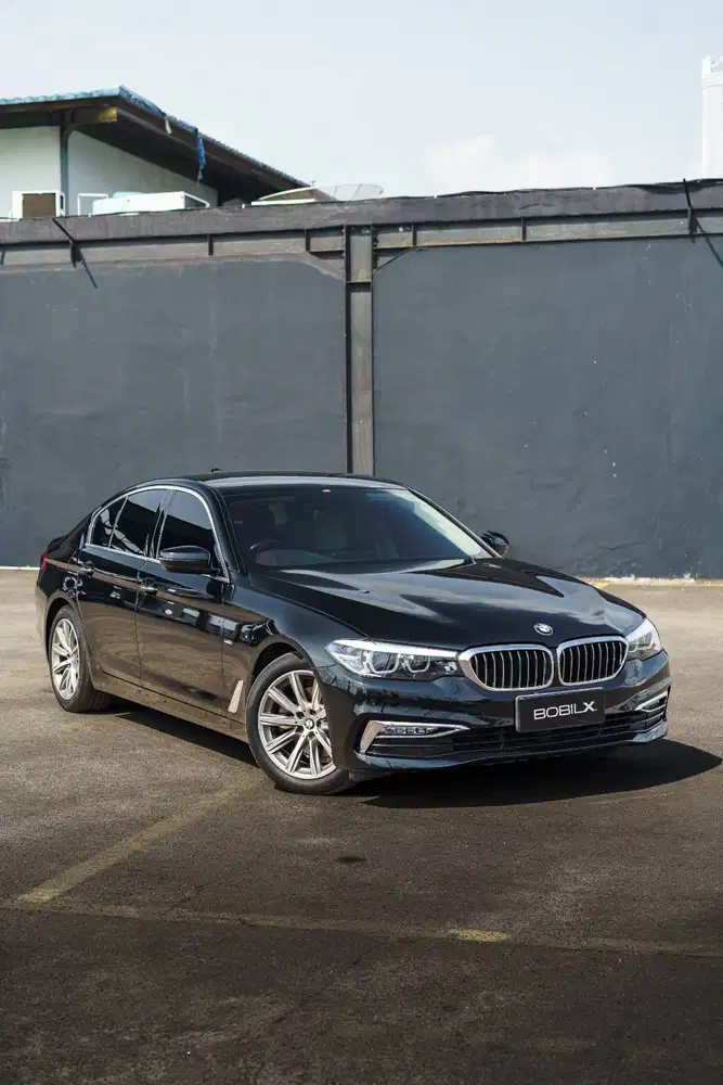 NIK 2018 BMW 520i Luxury Line Black Sapphire Metallic on Beige