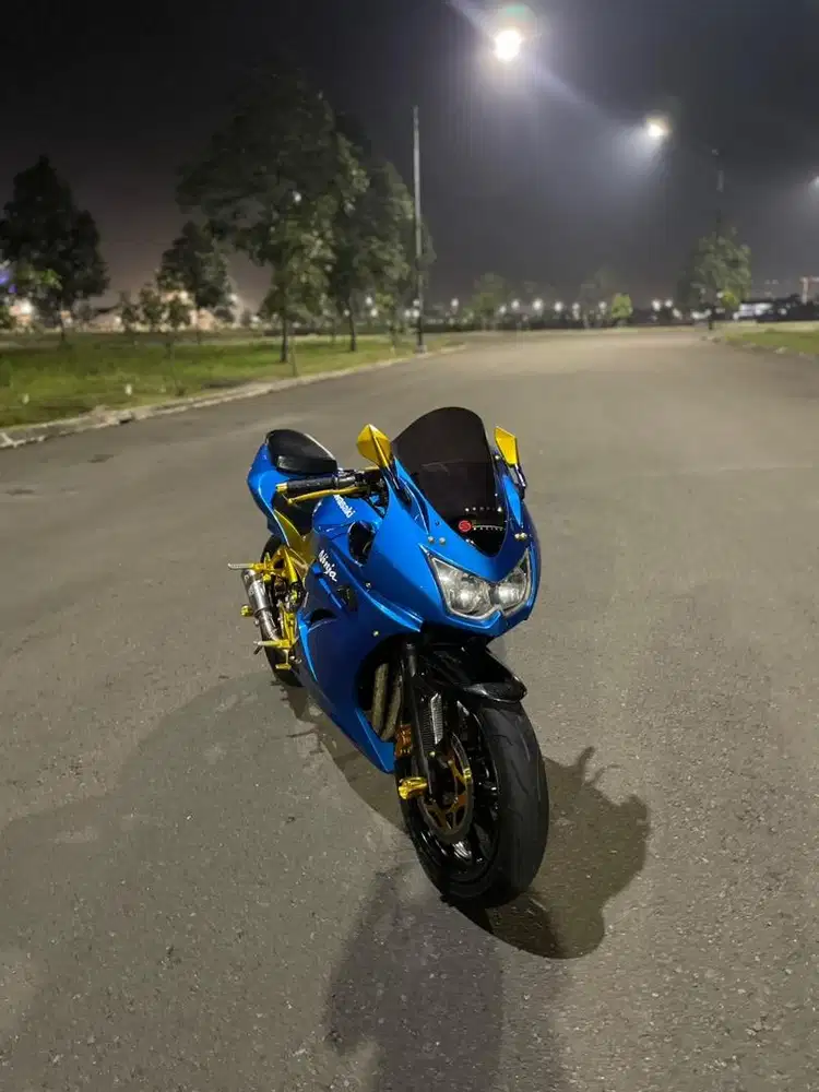 Dijual Motor Ninja 250 CC Karbu Warna Biru 2010
