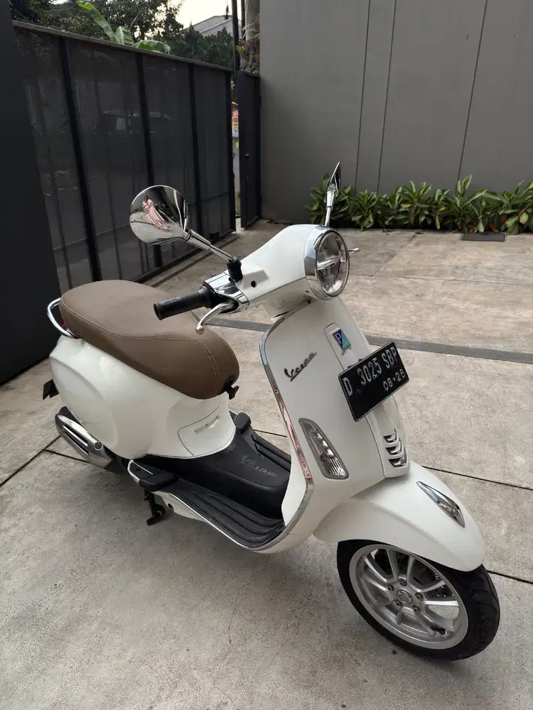 Vespa Primavera 2021 warna putih