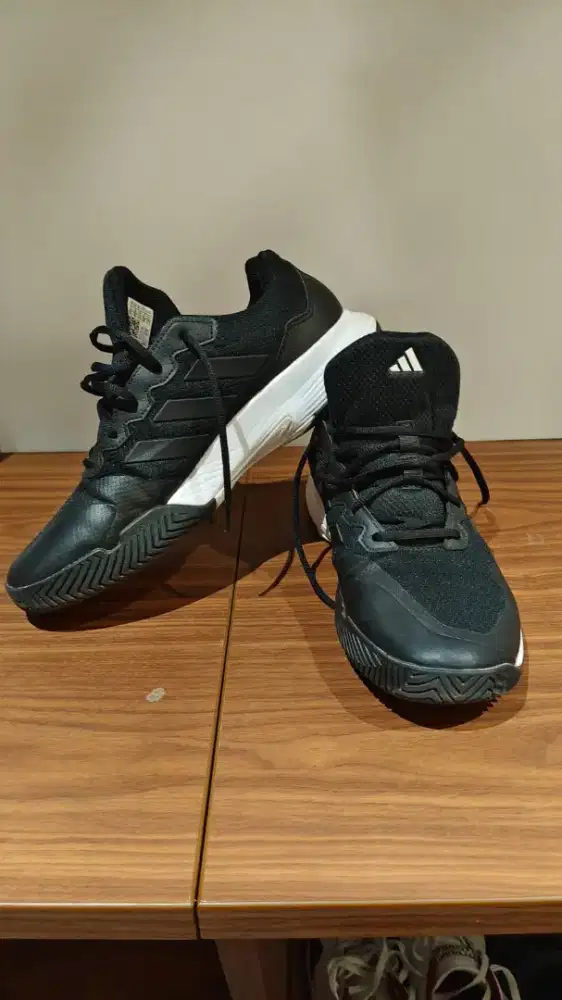 Sepatu Tenis Adidas Court 2