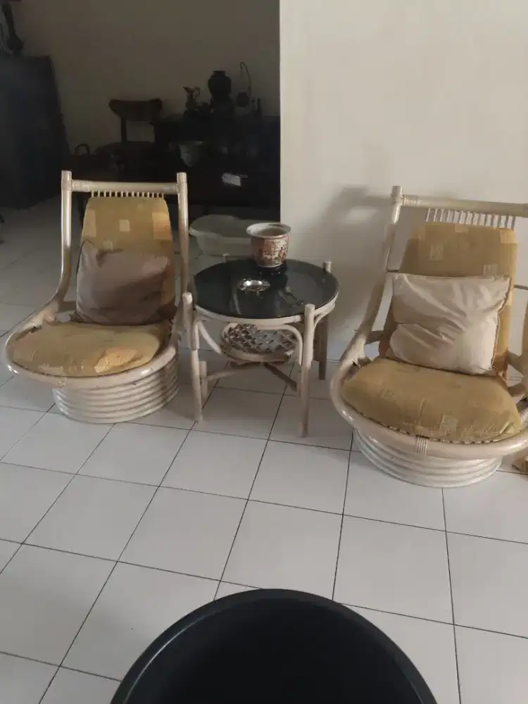 Dijual Kursi rotan 2 +1 meja kaca rayban