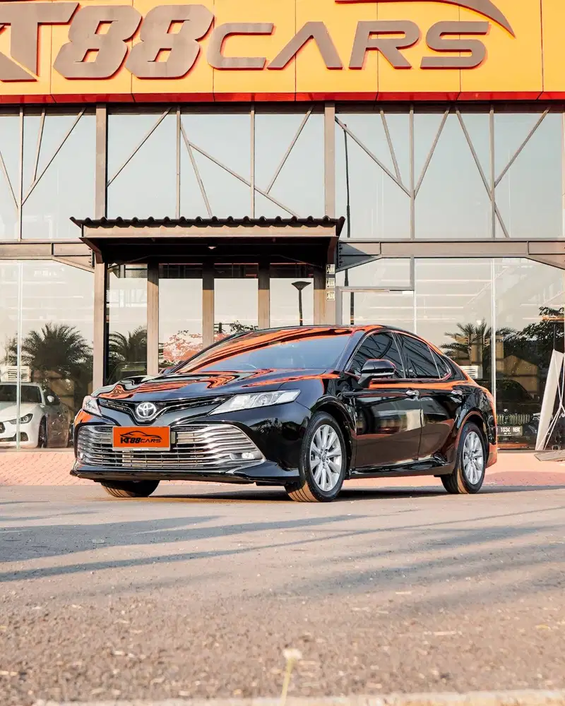 Camry V 2.5 AT Hitam 2020
