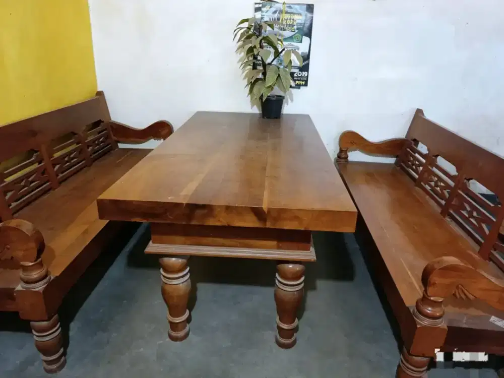 meja dan kursi 1 set tempo dulu full kayu jati di jamin ketebalannya