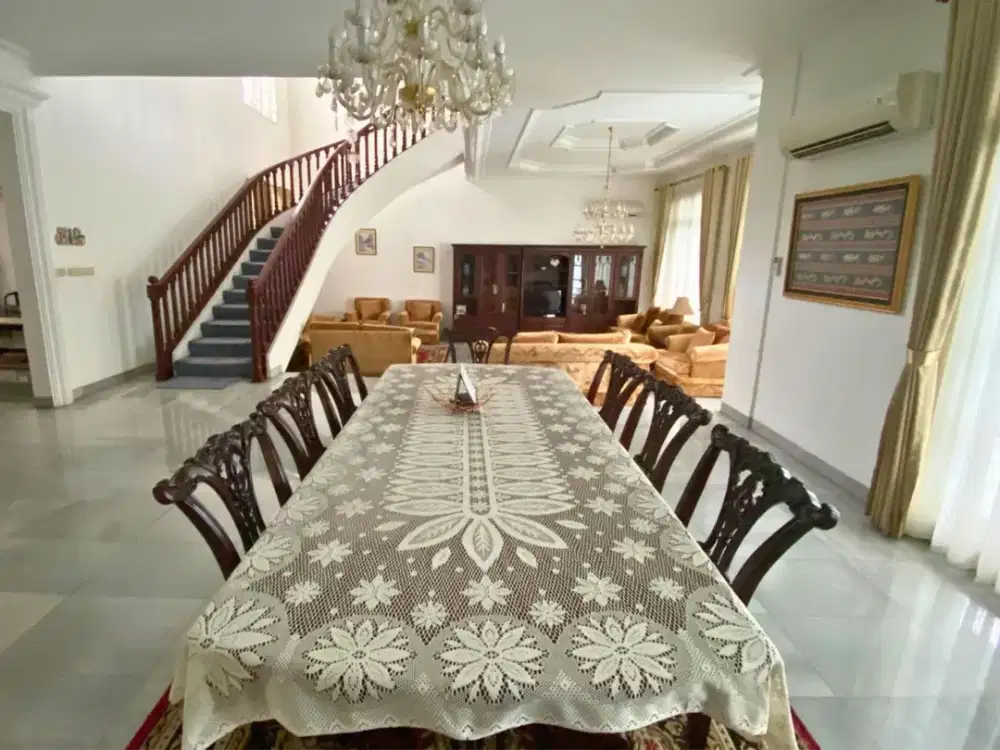 Disewakan Rumah Bagus dan Terawat, Berada di kawasan Elite Mega Kuningan