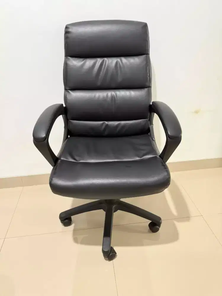Kursi Kantor Uzziel (Informa)