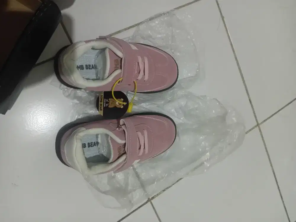Sepatu masi baru jual aja ukuran 32 buat umur 4 tahun 5 tahun