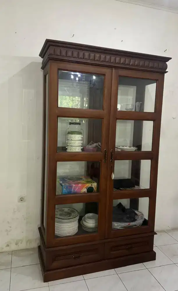 Lemari pajangan