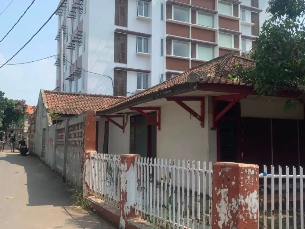 TERMURAH DIJUAL RUMAH TUA HITUNG TANAH STRATEGIS DEPAN UNPAD JATINANGOR