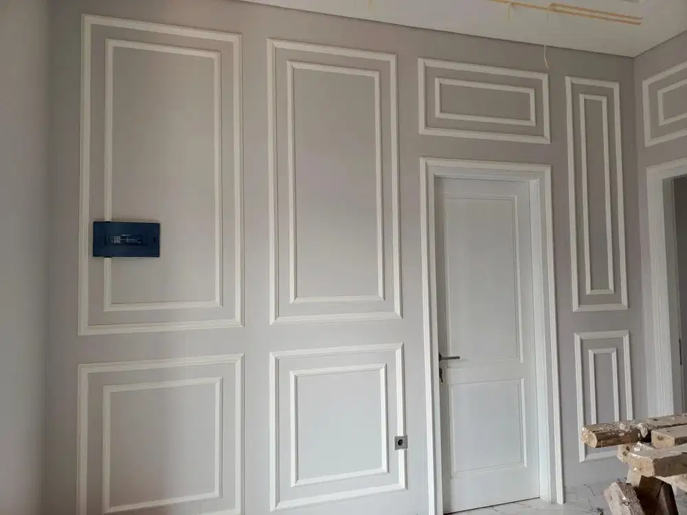 pemasangan wall moulding
