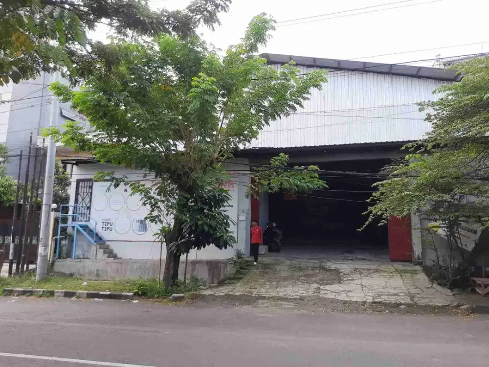 Gudang Pinggir Jalan Raya Semarang Barat