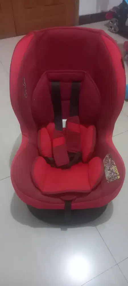 Carseat (tempat duduk bayi di mobil)