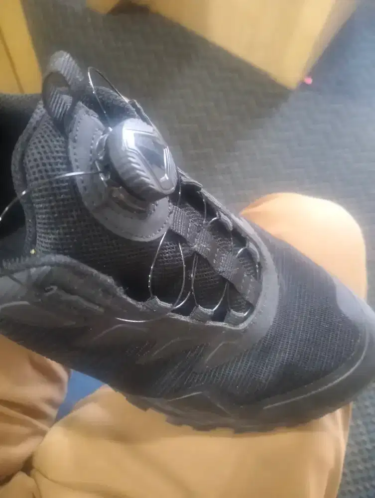 Sepatu Tali Putar