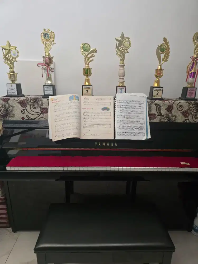 Les piano keyboard gitar biola