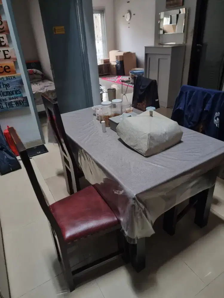 Meja makan 4 kursi