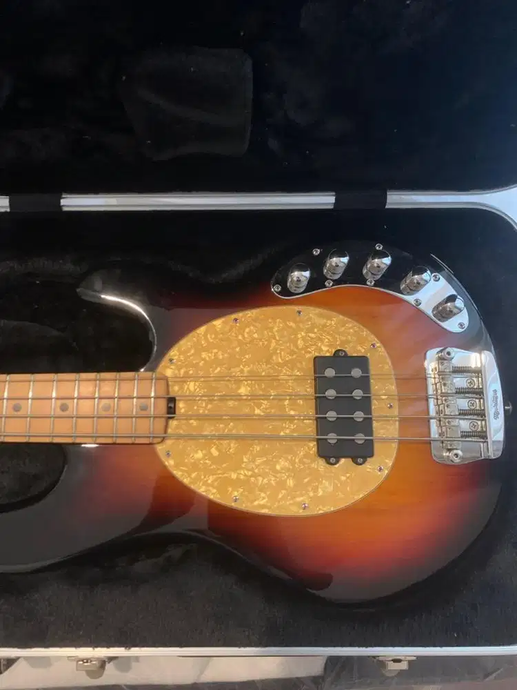 BASS GITAR MUSICMAN STRINGRAY ORGINAL MADE IN USA