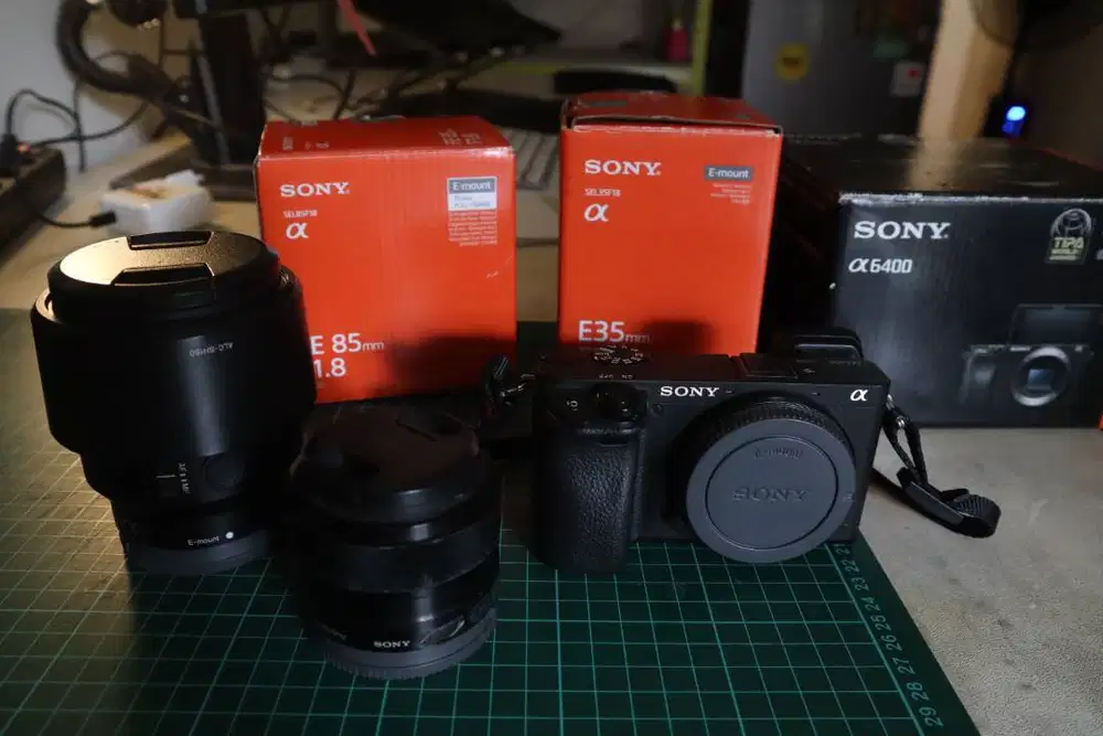 Sony 6400 + lensa 35mm 1.8 + lensa 85mm 1.8