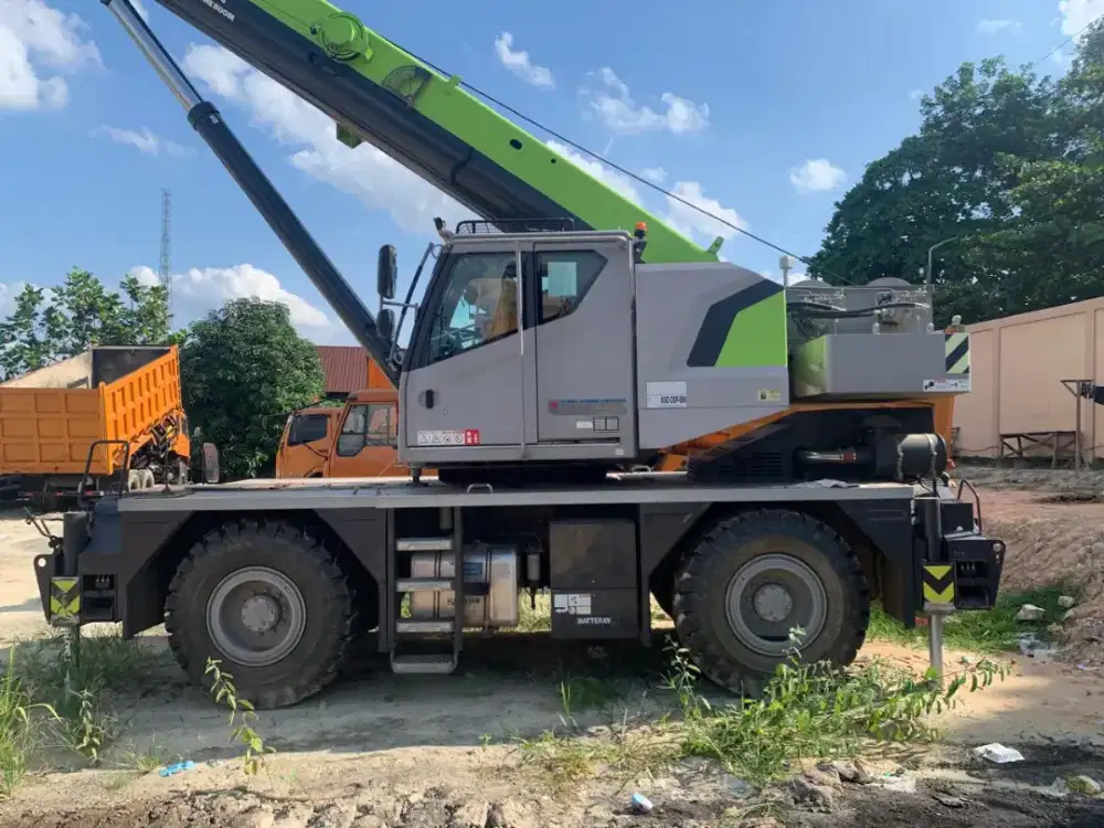 Raughterain crane Zoomlion ZRT400 capasitas 40 ton tahun 2024