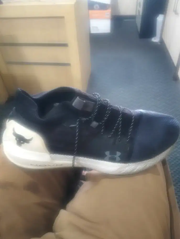 Sepatu UNDER ARMOUR