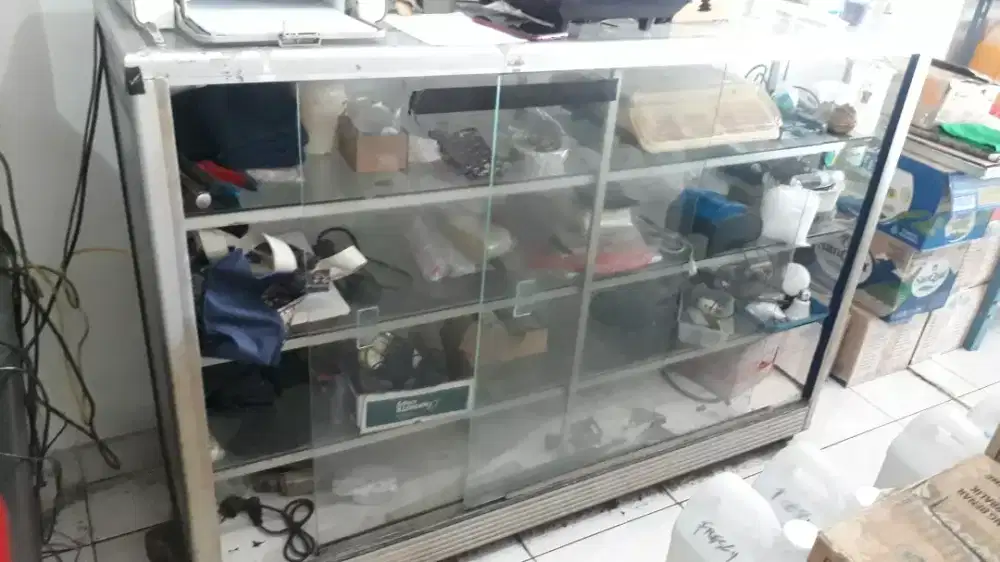 Etalase kaca ukuran 150 cm