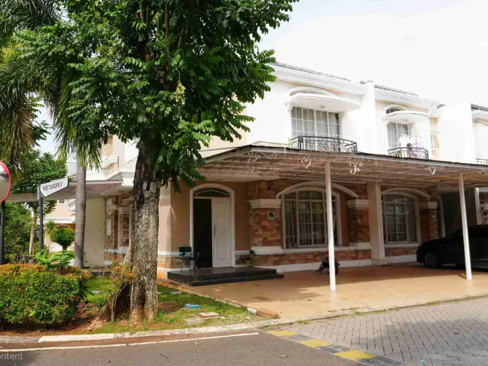 Rumah Hoek Ada Kitchen Set & Balkon di Cluster West Europe Green Lake City