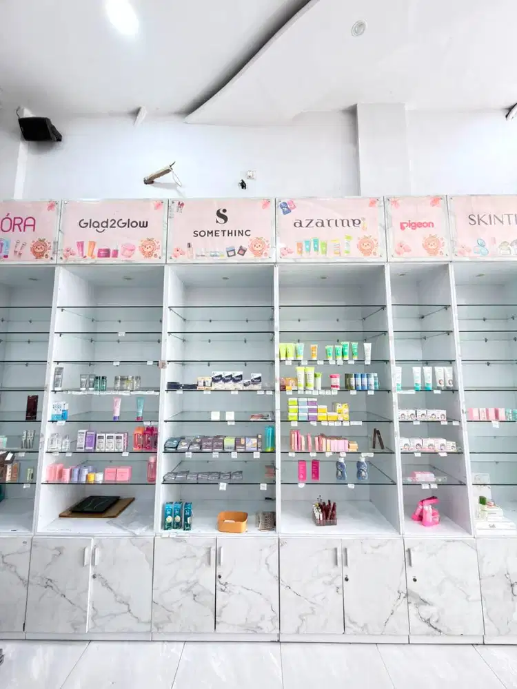 Rak Tembok Display Kosmetik Bahan HPL Kaca 8mm tahun 2022