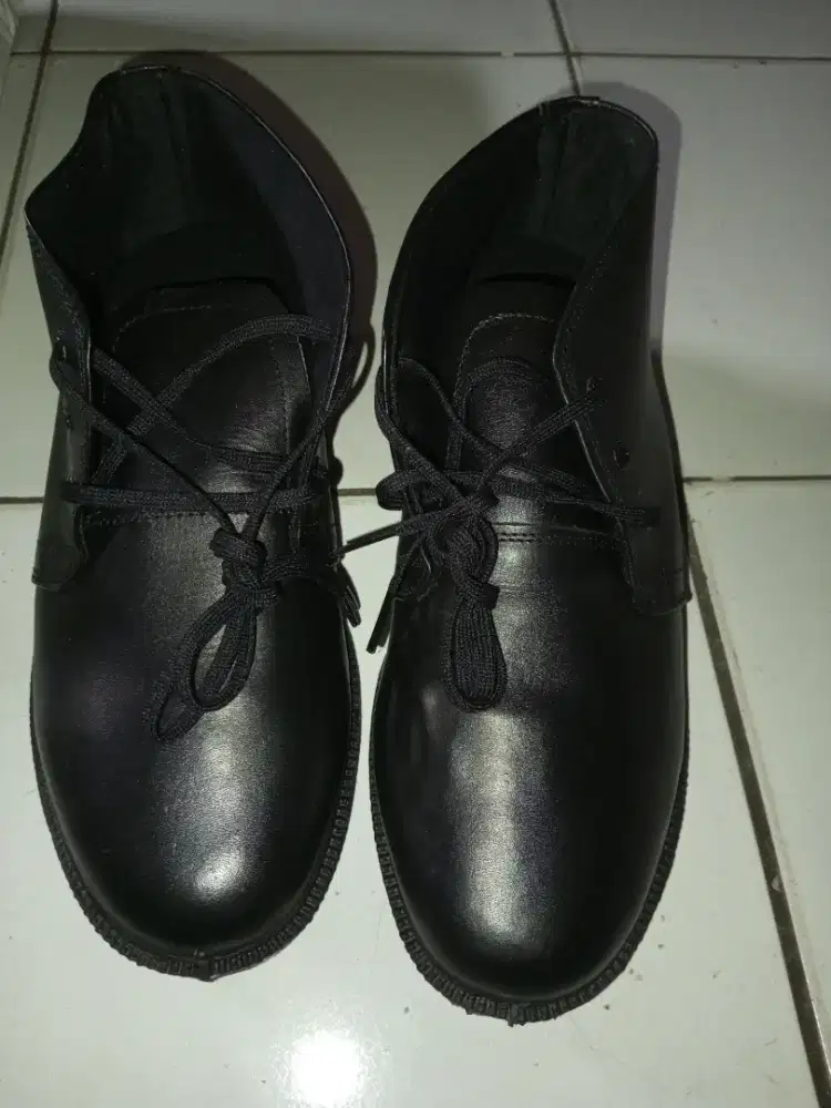 Sepatu PDH masih dikerdusin kondisi gress baru