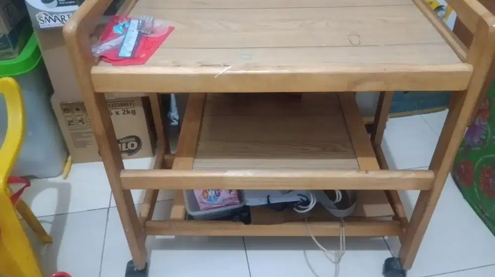 Rak tv kayu ada roda bisa digeser
