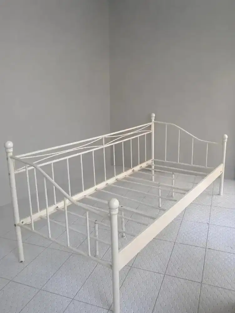 Dijual ranjang besi/ kursi santai besi