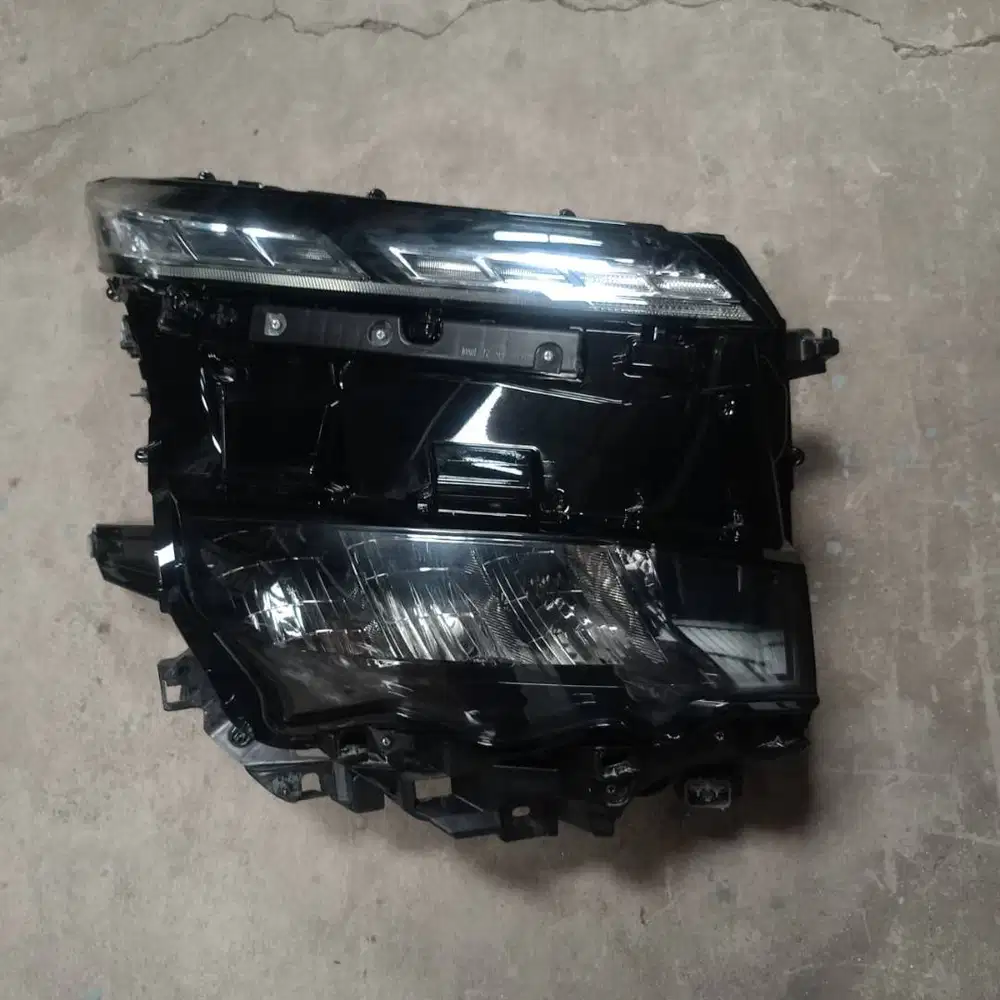 HEADLAMP KANAN TOYOTA VOXY 2023, 81110V1050